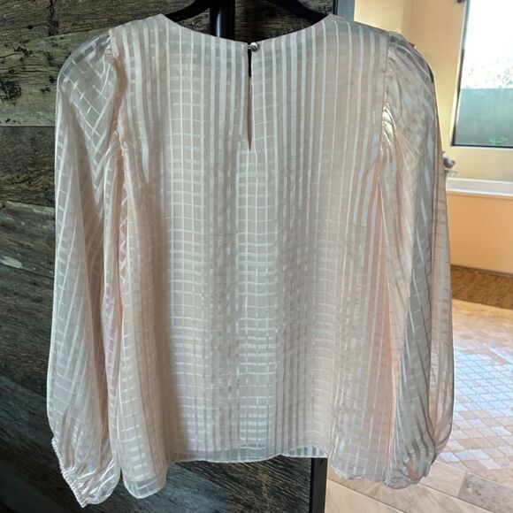 VINCE CAMUTO Tonal Satin Check Top In Apricot - Picture 3 of 7
